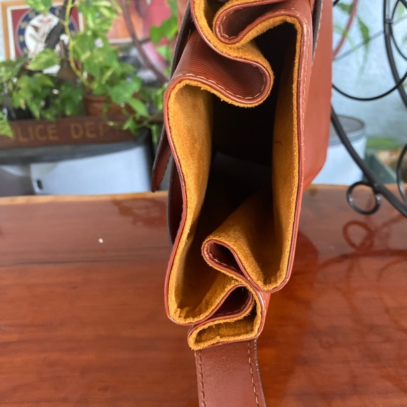 Louis Vuitton Kenyan Fawn EPI Leather Sac D’Epaule PM Bag - Picture 12 of 16